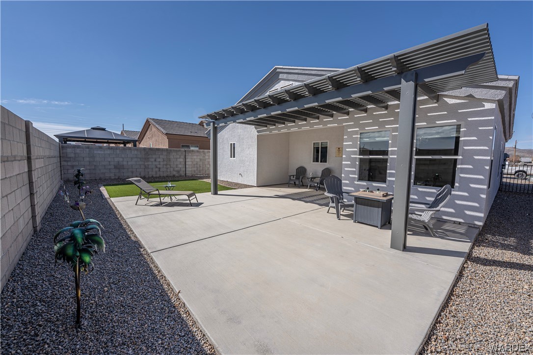 3550 North Kenneth Road Kingman, AZ 86409 - Photo 30 of 41 a view of a patio with table and chairs with wooden fence