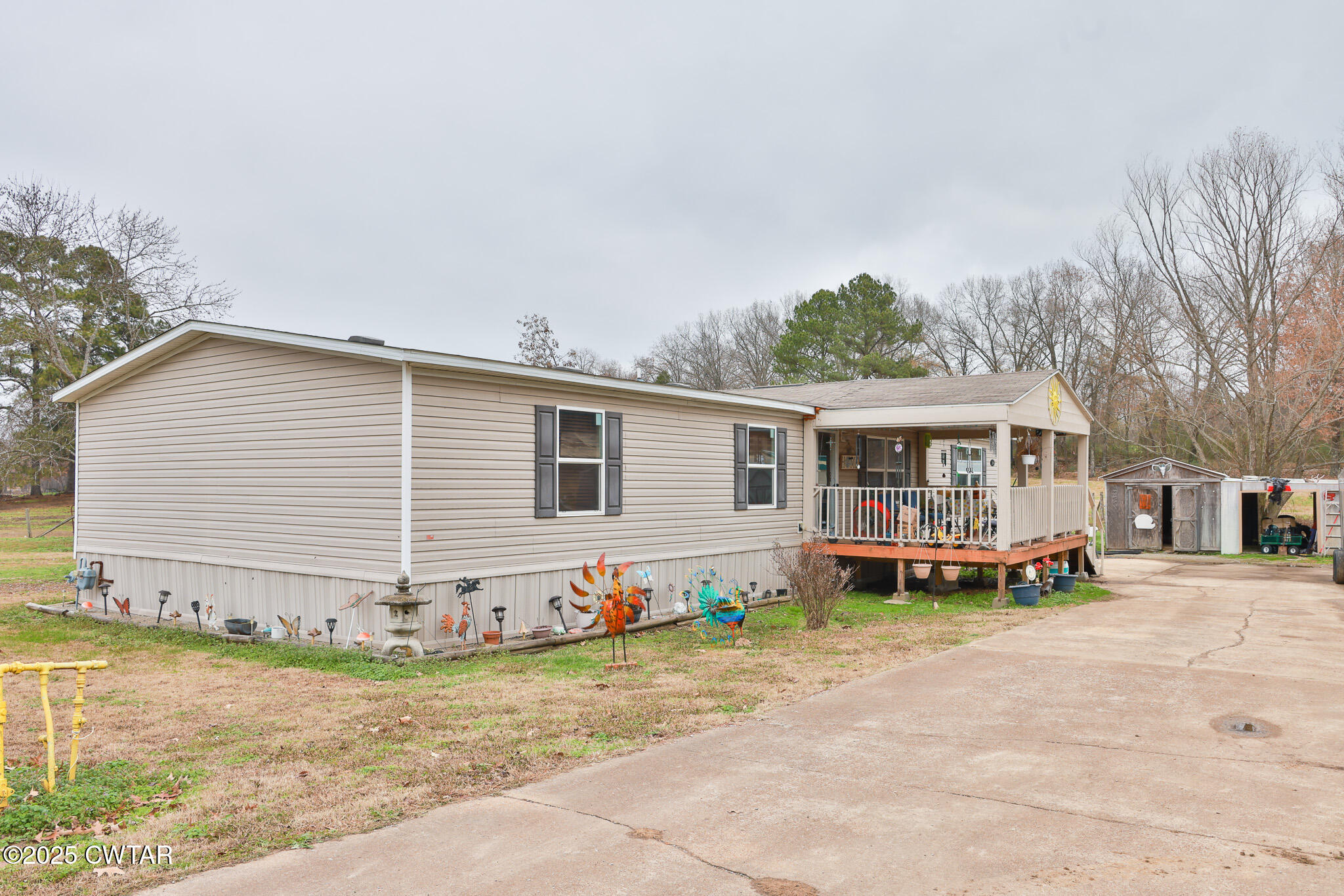 4532 Old State Rte 22 Gleason, TN 38229 - Photo 2 of 34 a front view of a house with garden