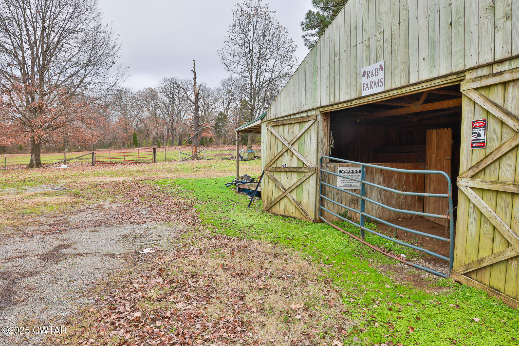 4532 Old State Rte 22 Gleason, TN 38229 - Photo 27 of 34 a view of an outdoor space with wooden fence