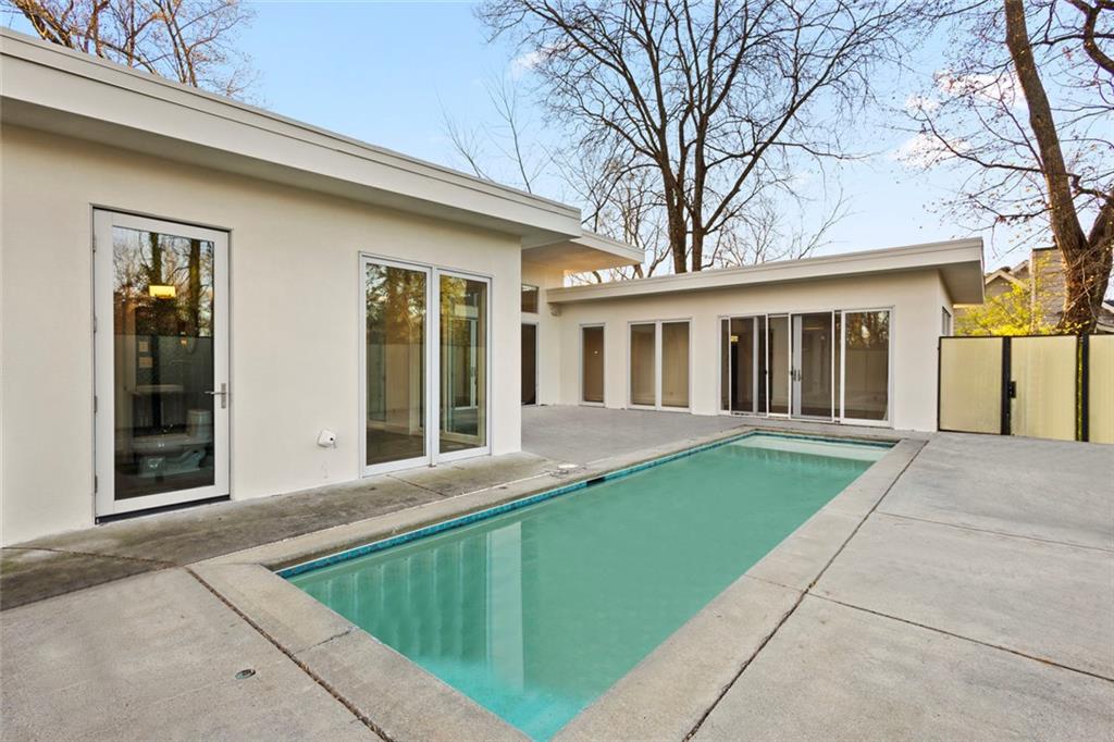 935 Custer Avenue Southeast Atlanta, GA 30316 - Photo 5 of 24 front view of a house with a yard