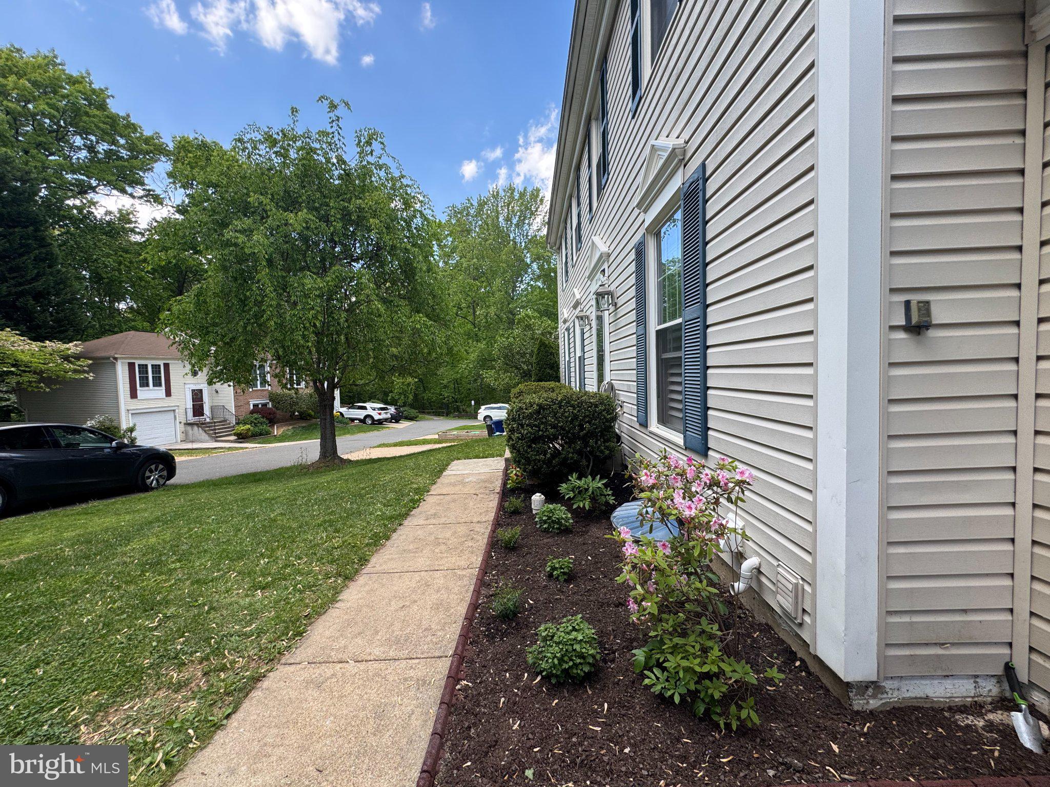10542 Reed's Landing Circle Burke, VA 22015 - Photo 3 of 32 a view of a back yard of the house