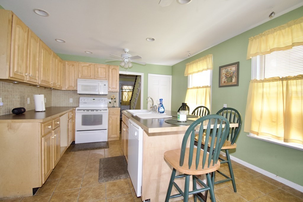 1427 Worcester Street Springfield, MA 01151 - Photo 14 of 30