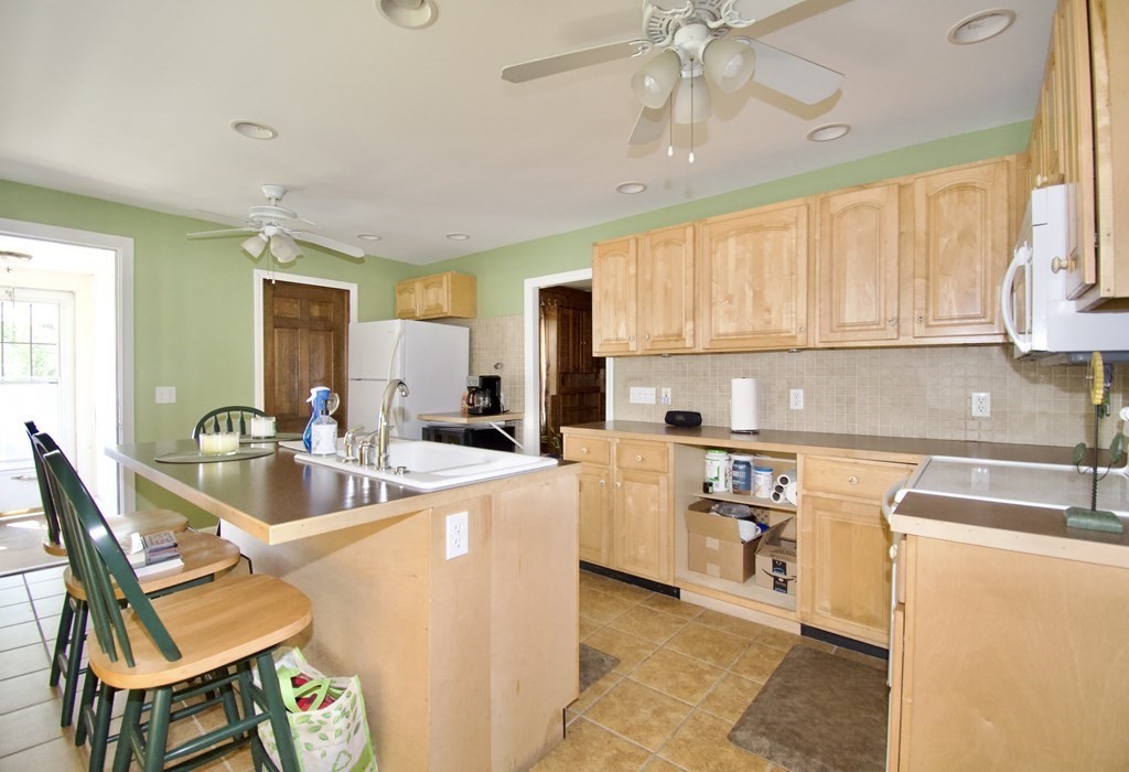 1427 Worcester Street Springfield, MA 01151 - Photo 15 of 30