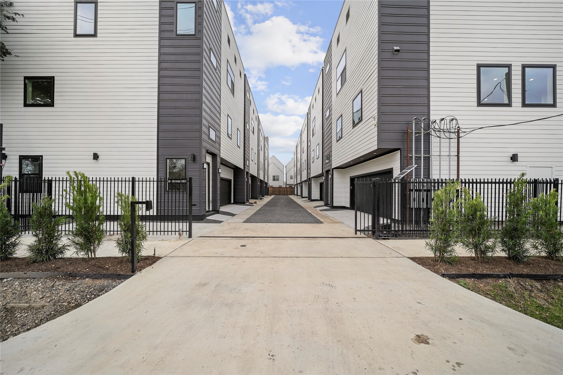 321 North Nagle Street Houston, TX 77003 - Photo 19 of 22 a view of a white apartments with large windows