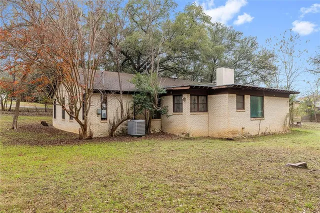 a view of a yard with a tree