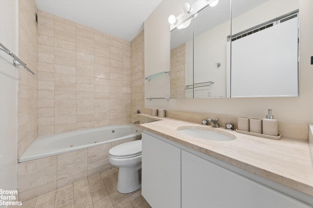 200 East 61st Street, Unit 10D Manhattan, NY 10065 - Photo 7 of 9