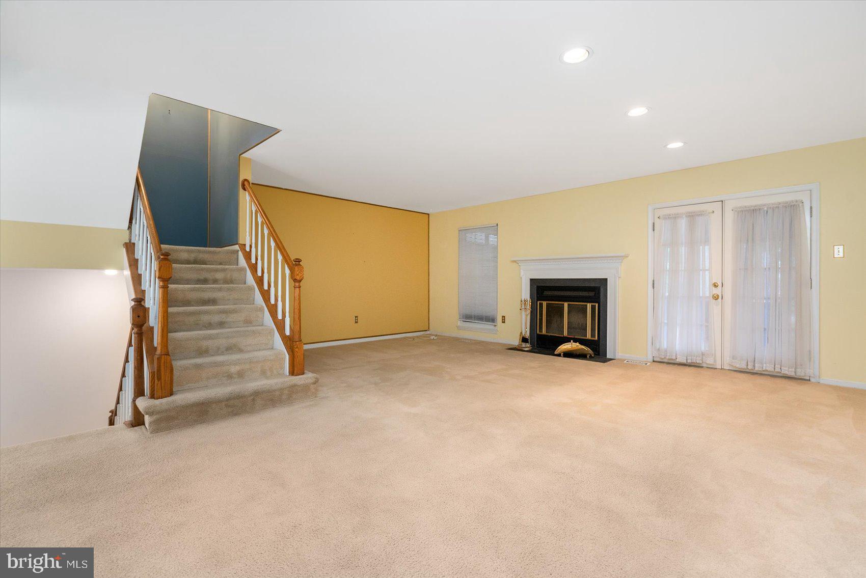 8527 Rhuddlan Road Nottingham, MD 21236 - Photo 5 of 39 Living Room