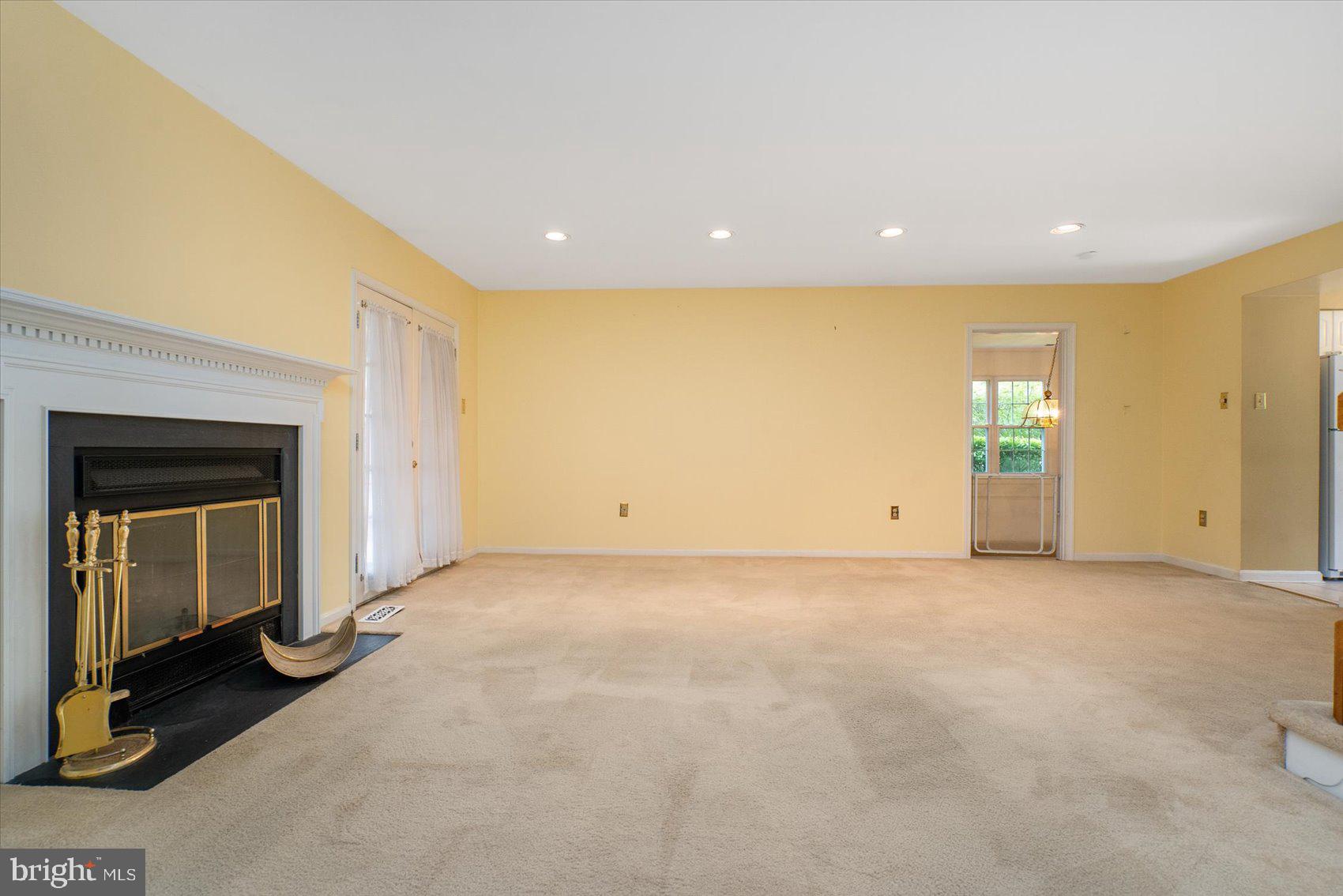 8527 Rhuddlan Road Nottingham, MD 21236 - Photo 6 of 39 Living Room