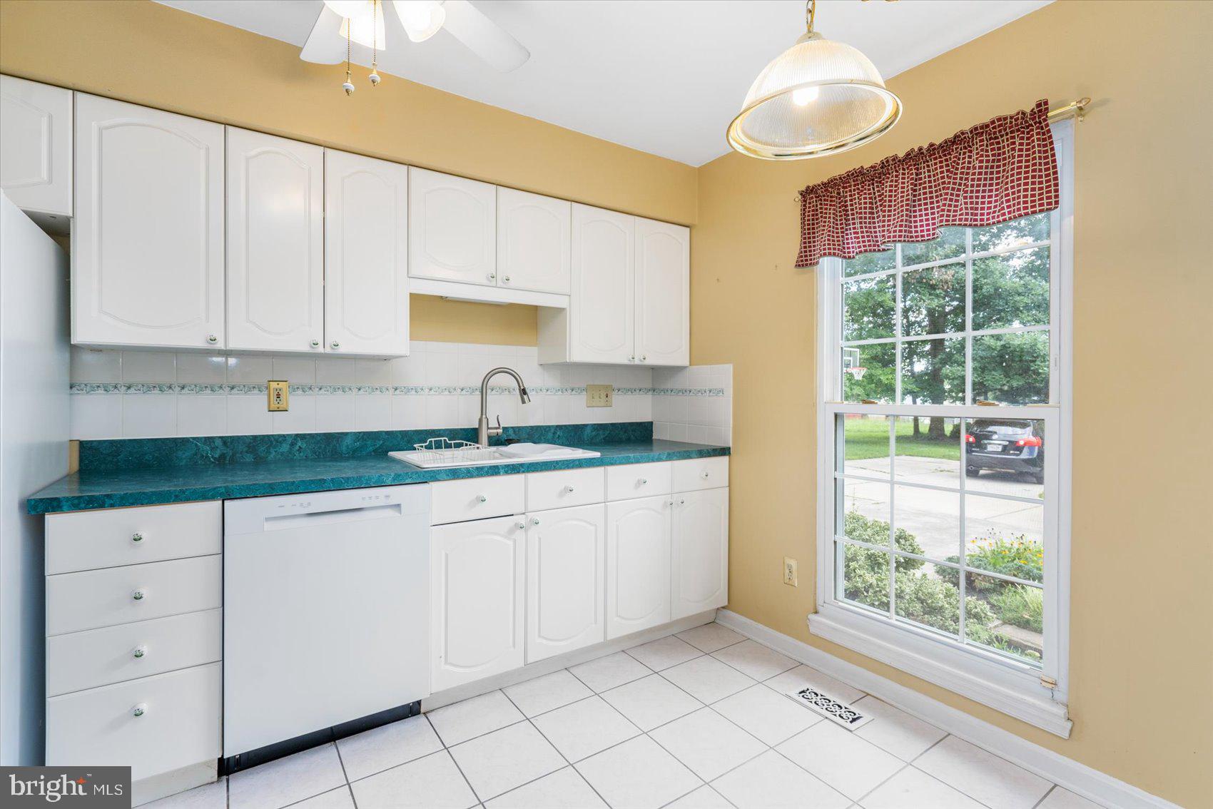 8527 Rhuddlan Road Nottingham, MD 21236 - Photo 10 of 39 Kitchen