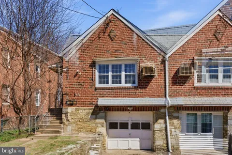 a view of a house with yard