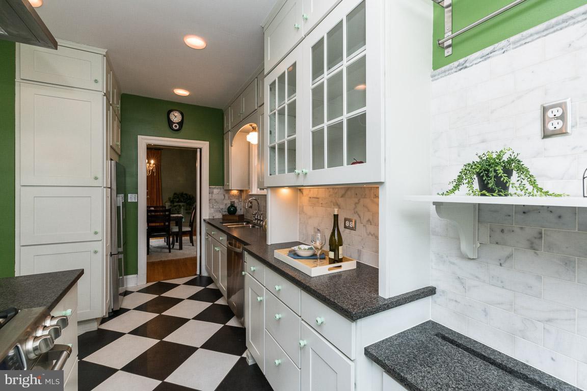 332 Suffolk Road Baltimore, MD 21218 - Photo 13 of 29 Lots of counter and cabinet space!