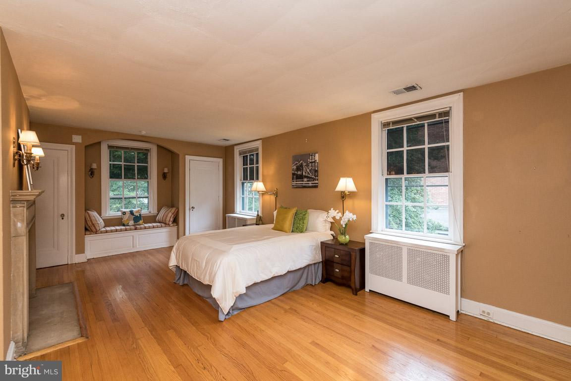 332 Suffolk Road Baltimore, MD 21218 - Photo 16 of 29 Large MBR with built-in window seat.