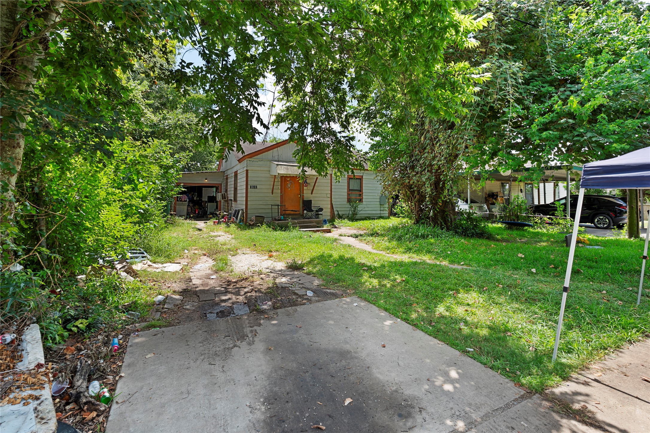 5632 Sunrise Road Houston, TX 77021 - Photo 1 of 7 a backyard of a house with table and chairs