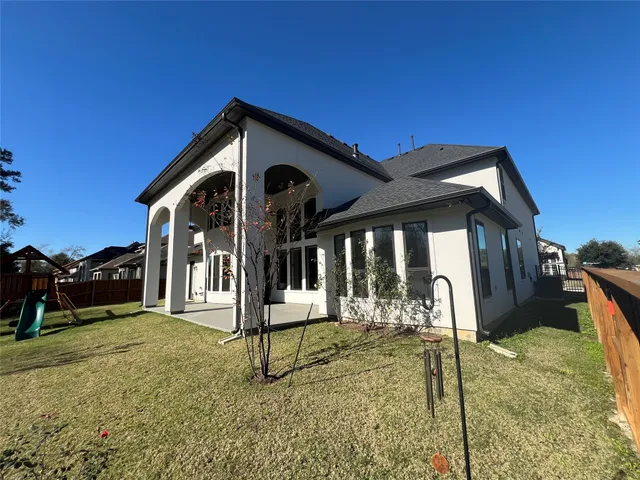 a view of a house with backyard and porch