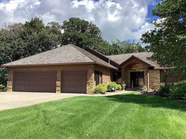 $849,900 | 1516 Bay Oaks Drive, Albert Lea, MN 56007