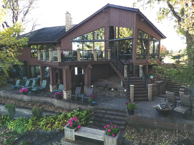 $849,900 | 1516 Bay Oaks Drive, Albert Lea, MN 56007