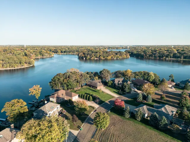 $849,900 | 1516 Bay Oaks Drive, Albert Lea, MN 56007