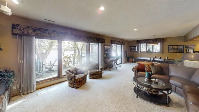 $849,900 | 1516 Bay Oaks Drive, Albert Lea, MN 56007