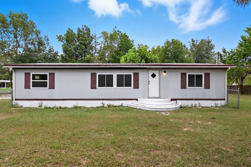 a view of a house with backyard and garden