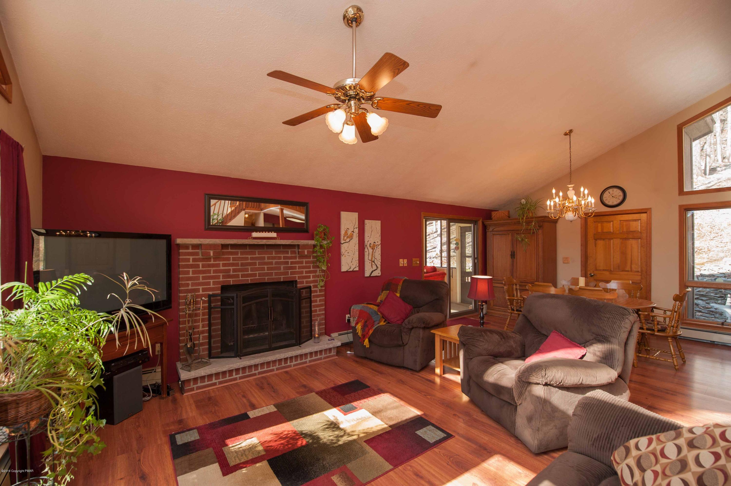 141 Radcliff Road Bushkill, PA 18324 - Photo 12 of 24 Living room
