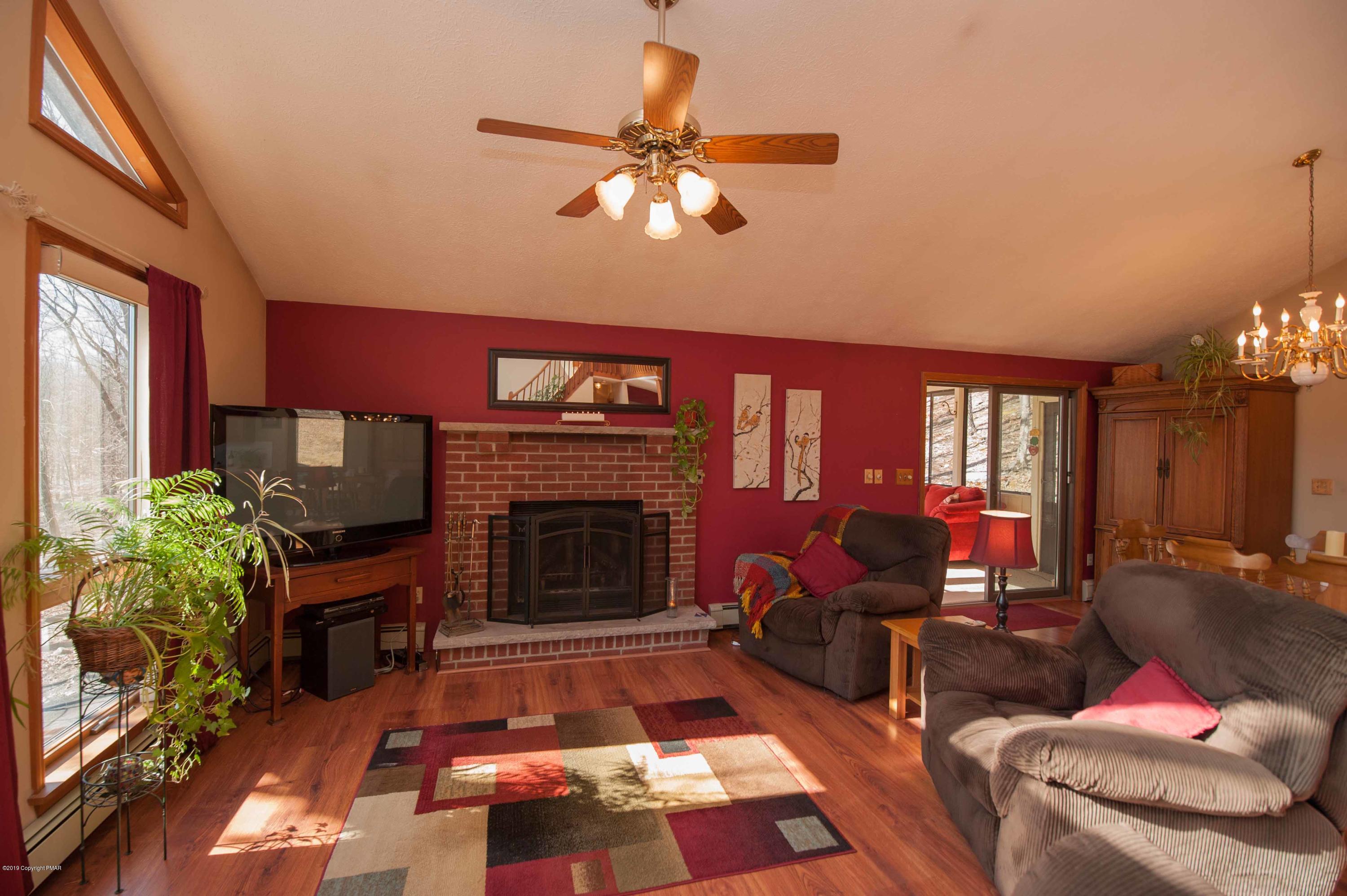 141 Radcliff Road Bushkill, PA 18324 - Photo 14 of 24 Living room