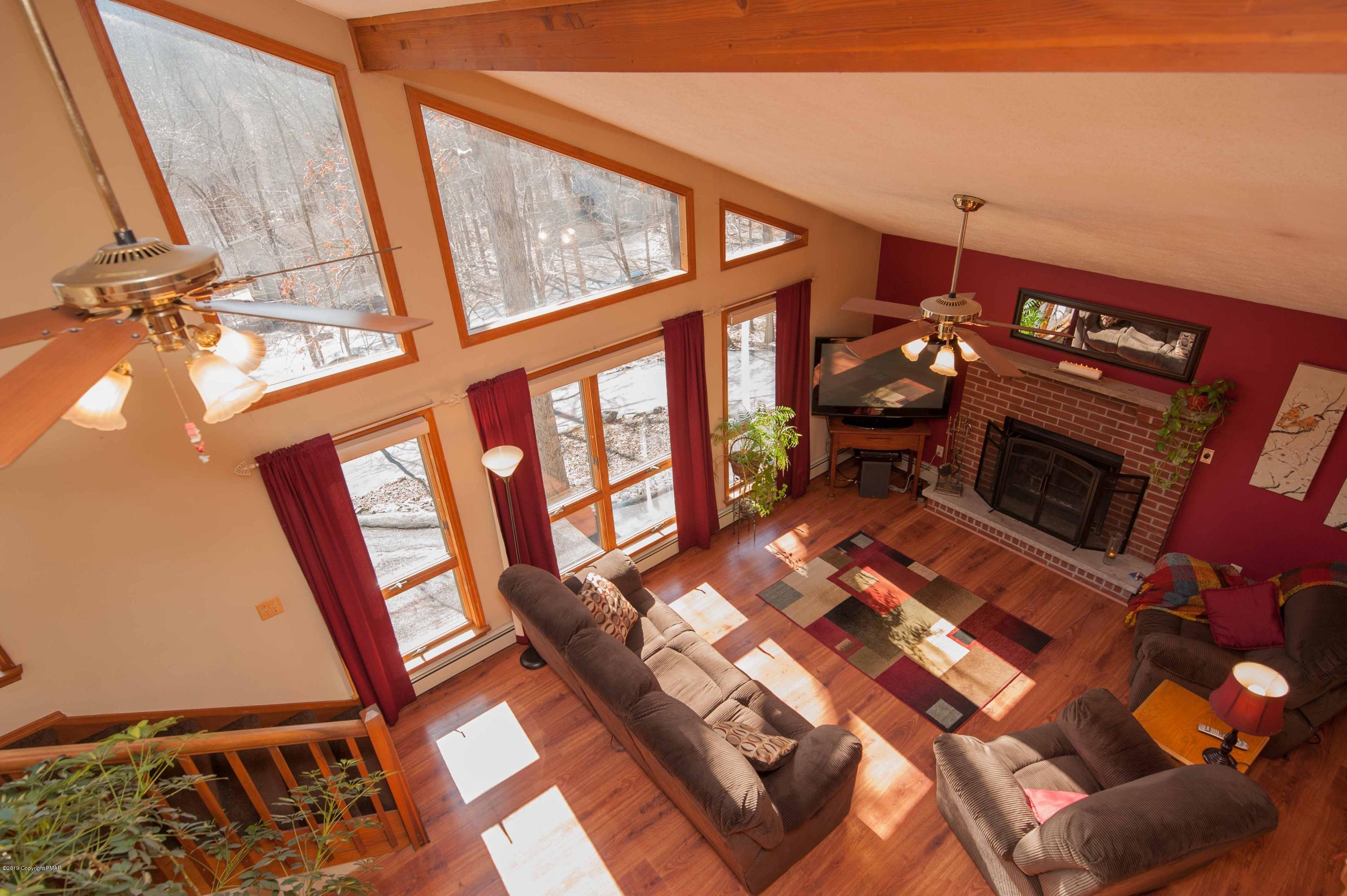 141 Radcliff Road Bushkill, PA 18324 - Photo 15 of 24 Living room