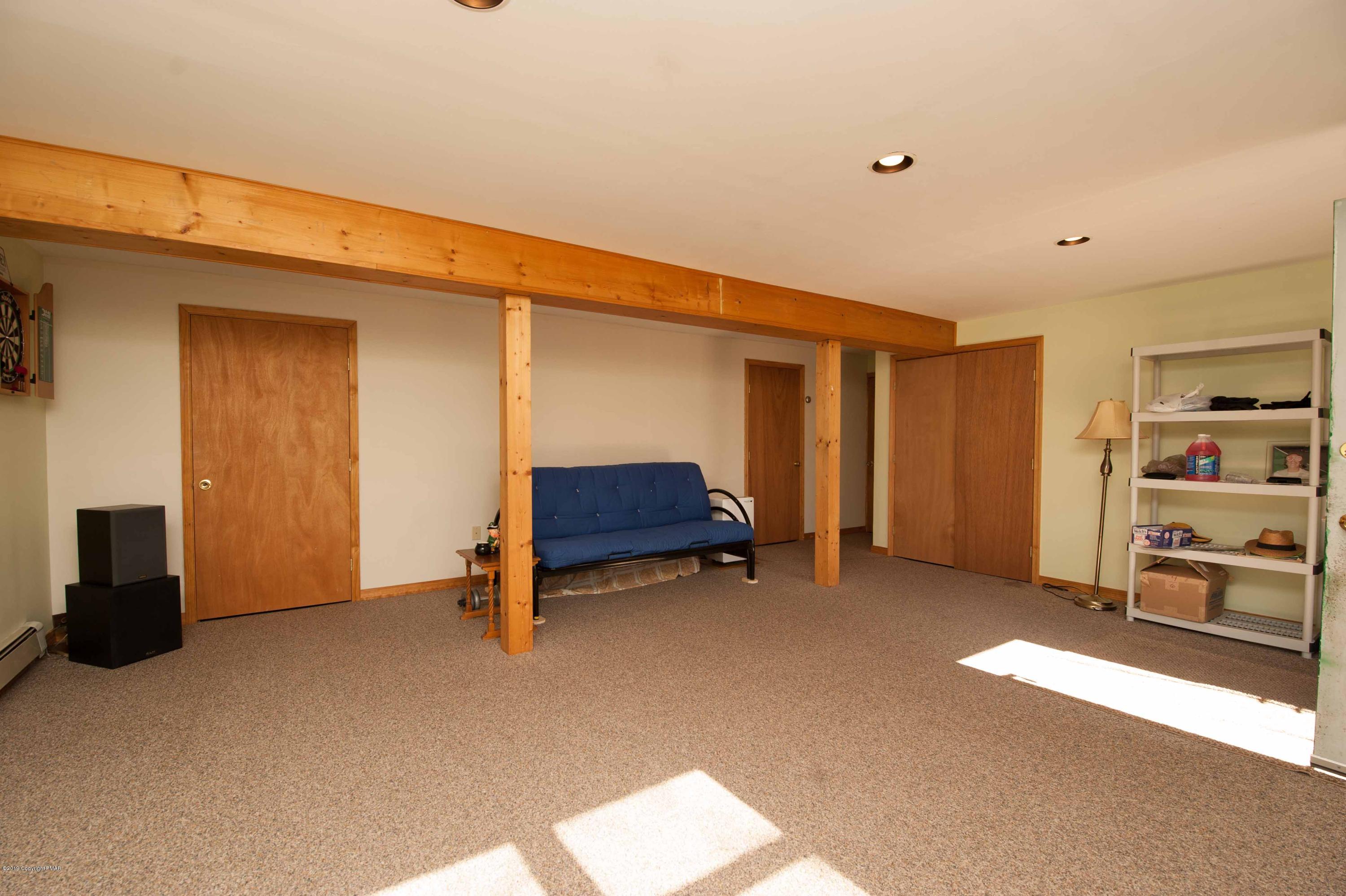 141 Radcliff Road Bushkill, PA 18324 - Photo 3 of 24 Family room