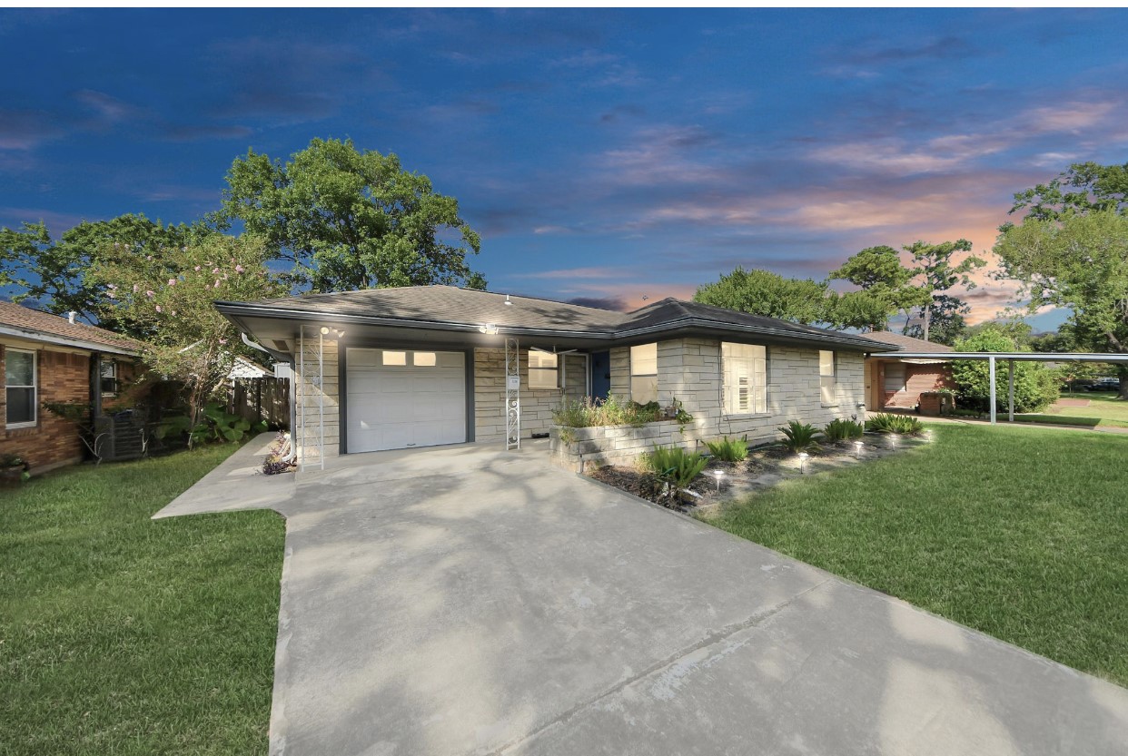 1226 Stonecrest Drive Houston, TX 77018 - Photo 2 of 37