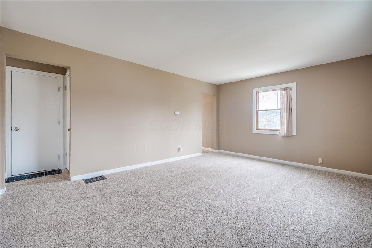 2805 Beulah Road Columbus, OH 43211 - Photo 4 of 19 Living room entrance