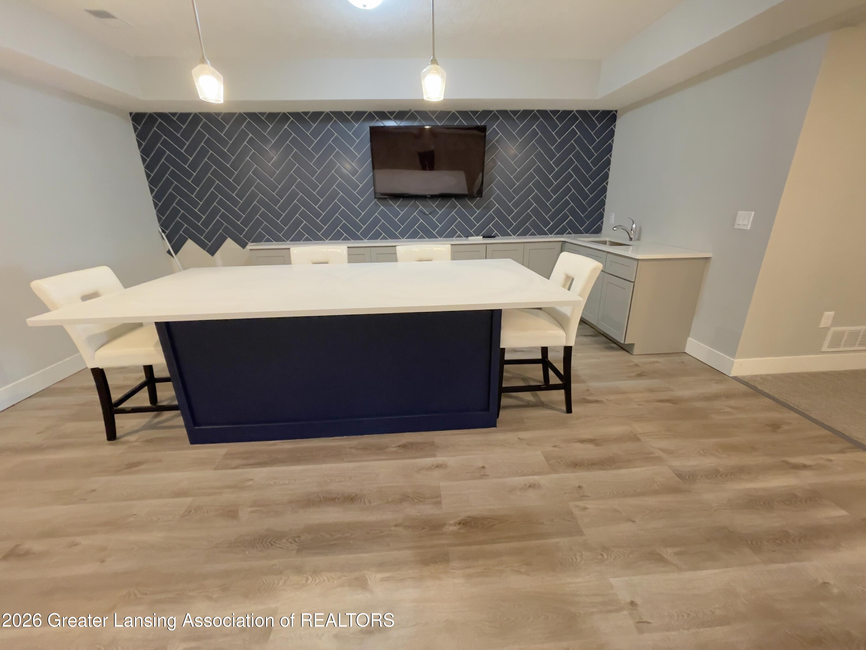278 East Haslett Haslett, MI 48840 - Photo 43 of 44 Wet bar dining area