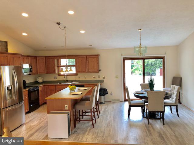 219 Sillery Bay Road Pasadena, MD 21122 - Photo 9 of 32 Kitchen/Dining