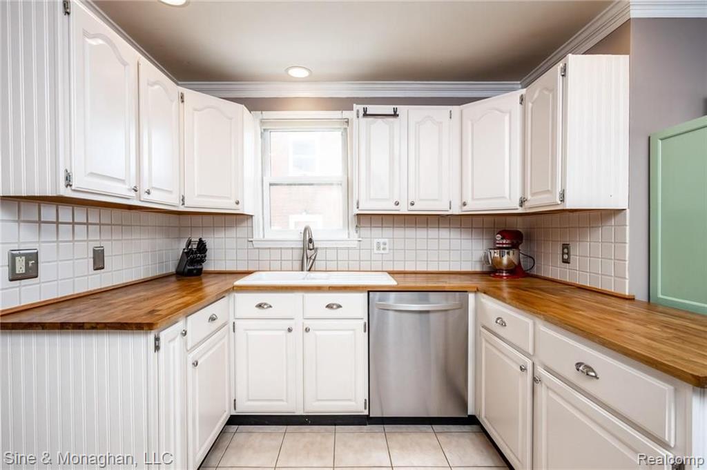 1242 Hampton Road Grosse Pointe Woods, MI 48236 - Photo 9 of 50