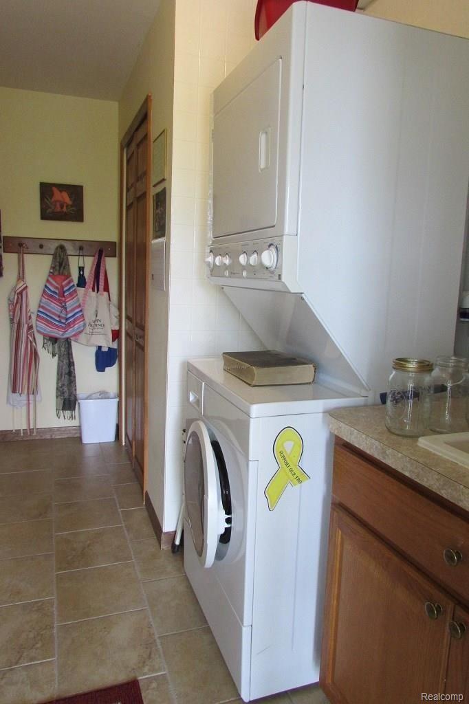 2846 Fenton Road Hartland, MI 48353 - Photo 23 of 33 1st floor Laundry
