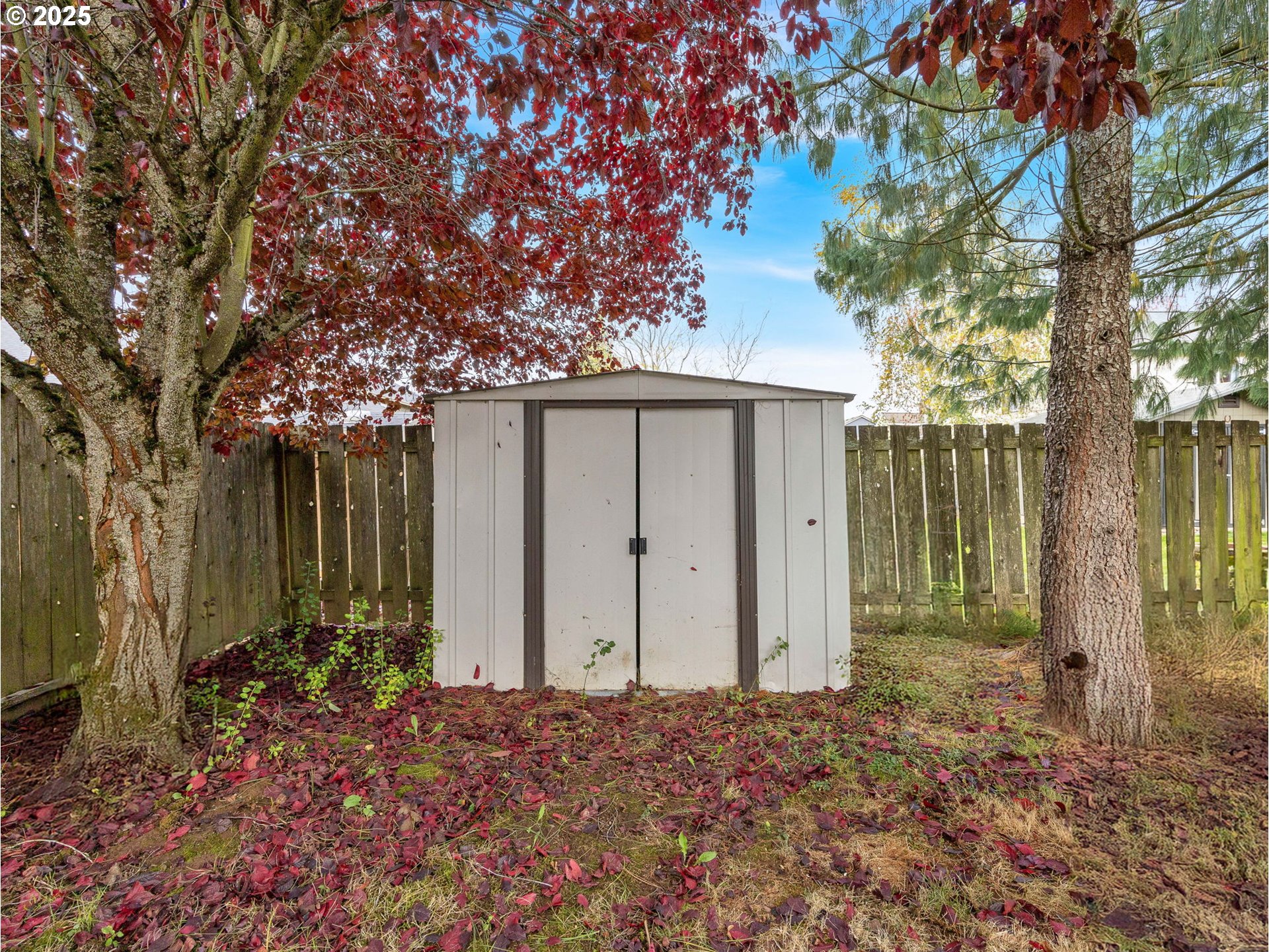 3279 Southeast Anderson Road Gresham, OR 97080 - Photo 38 of 42 a backyard of a house