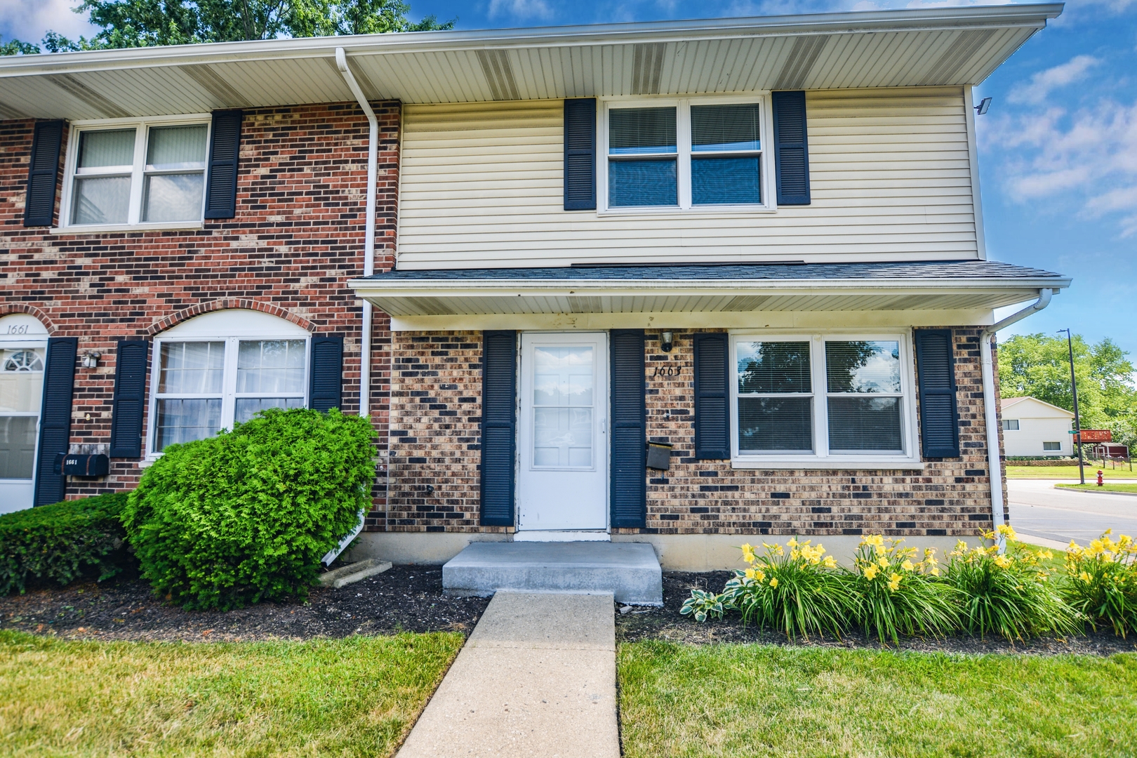 1663 McKool Avenue Streamwood, IL 60107 - Photo 3 of 12