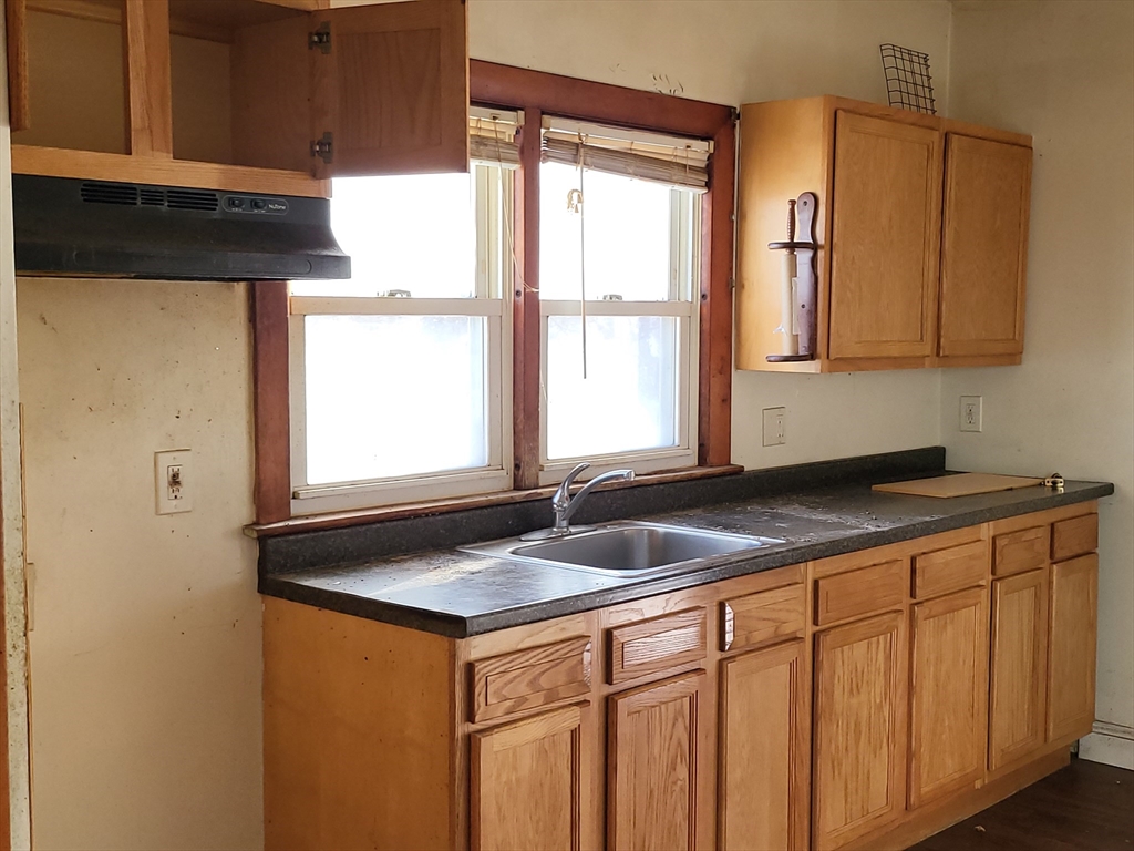 33 Lansing Place Springfield, MA 01108 - Photo 4 of 13