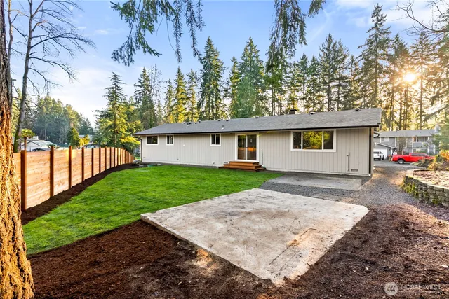 a view of a back yard