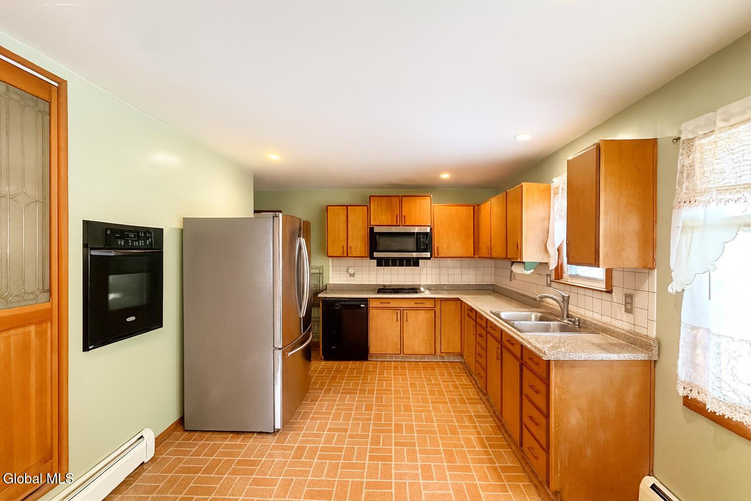 1420 Nelson Street Schenectady, NY 12306 - Photo 11 of 45 E2827702-7778-41C7-9B46-C2FE6BAE58B9