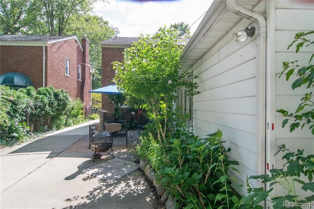 1732 Prestwick Road Grosse Pointe Woods, MI 48236 - Photo 38 of 41