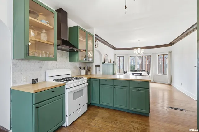 $215,000 | 2911 21st Avenue, Rock Island, IL 61201