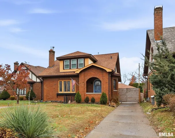 $215,000 | 2911 21st Avenue, Rock Island, IL 61201