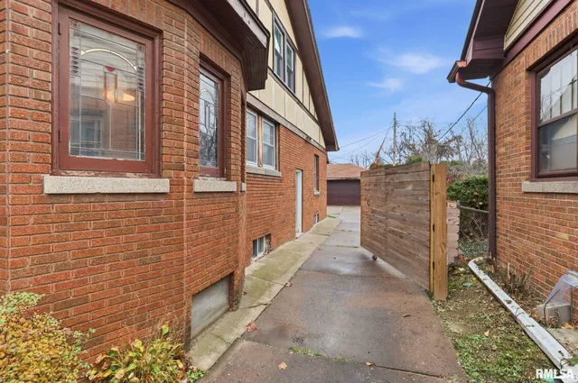 $215,000 | 2911 21st Avenue, Rock Island, IL 61201