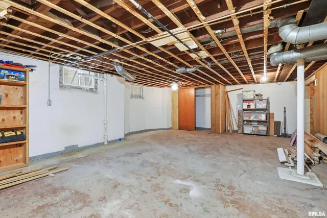 $215,000 | 2911 21st Avenue, Rock Island, IL 61201