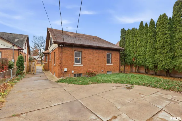 $215,000 | 2911 21st Avenue, Rock Island, IL 61201