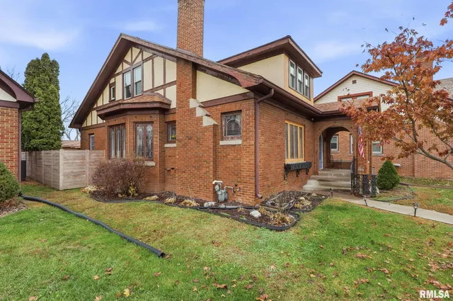 $215,000 | 2911 21st Avenue, Rock Island, IL 61201