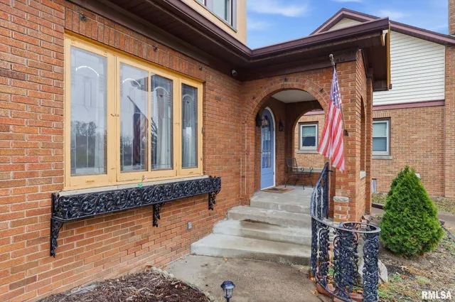 $215,000 | 2911 21st Avenue, Rock Island, IL 61201