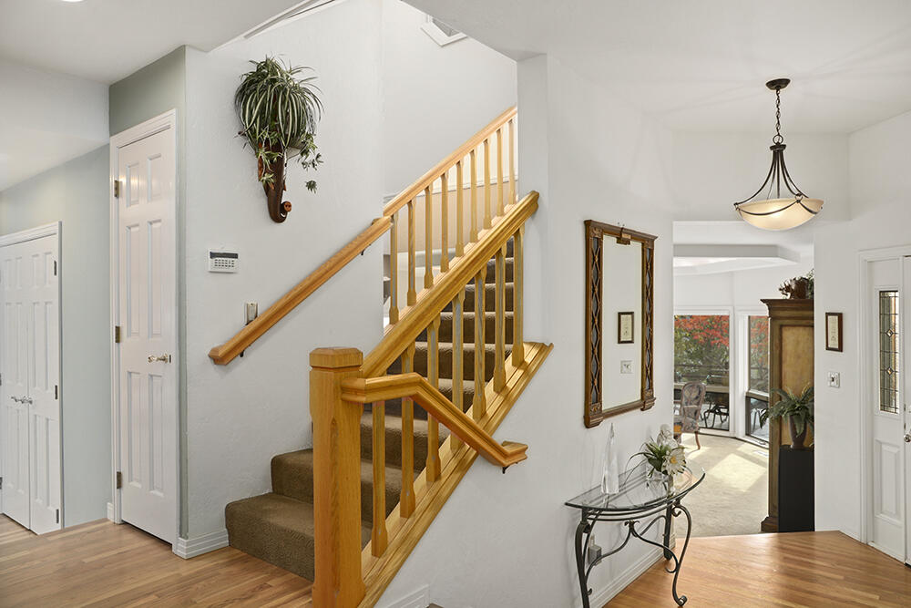 2255 Johns Peak Road Central Point, OR 97502 - Photo 13 of 36 Interior Entry 2