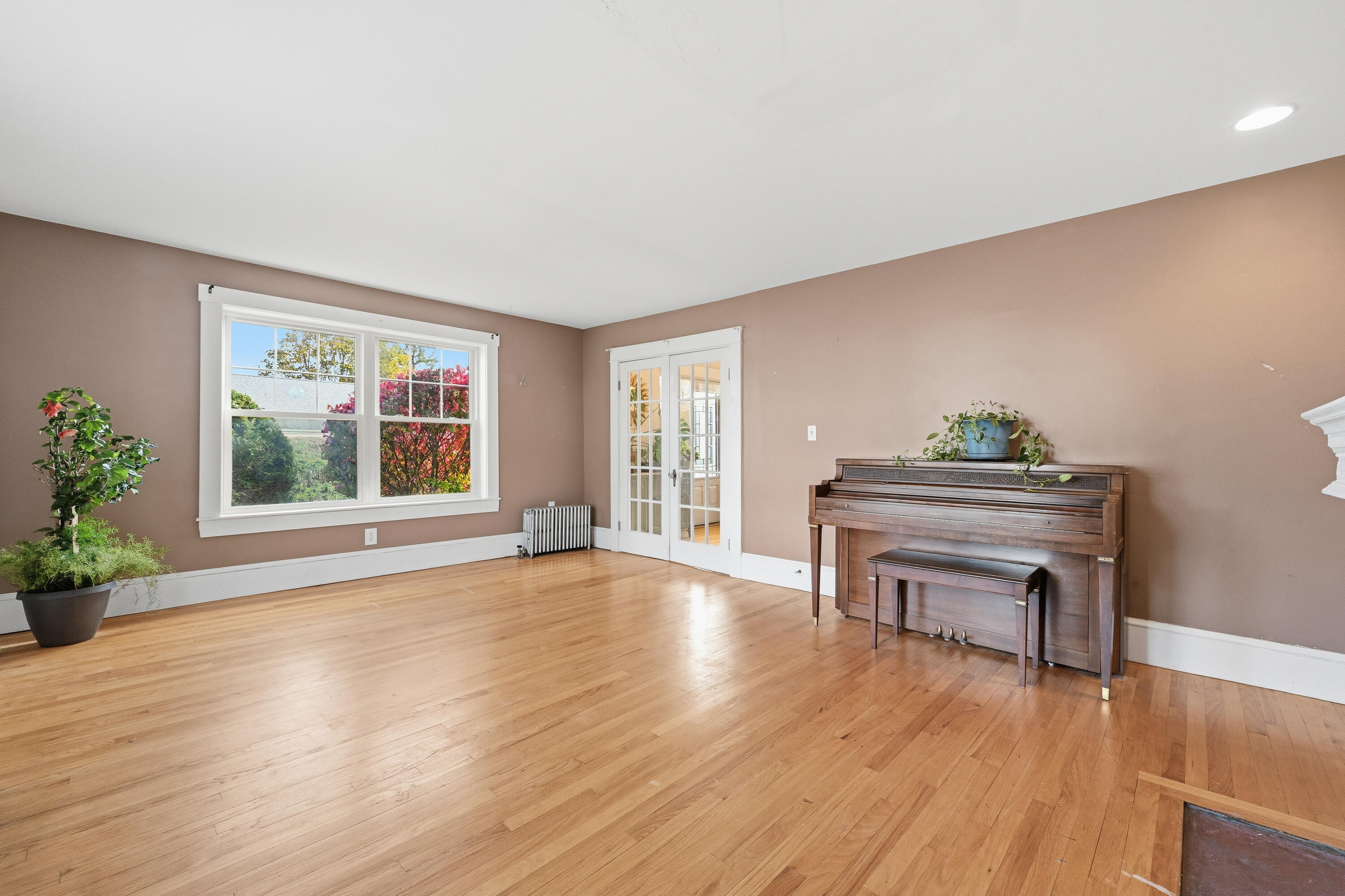 412 Ocean Avenue Portland, ME 04103 - Photo 9 of 37 Formal Living room