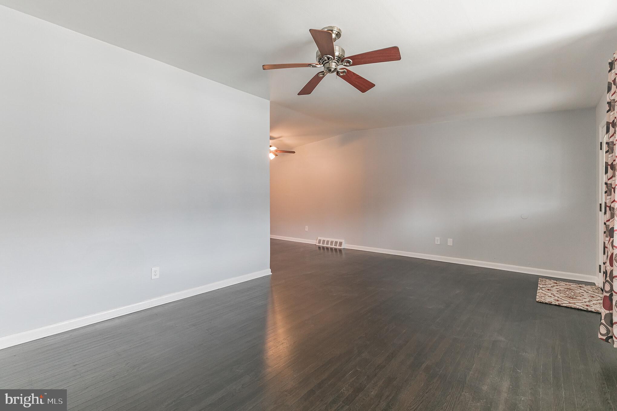 1821 Tomlinson Road Philadelphia, PA 19116 - Photo 5 of 35 Living Room