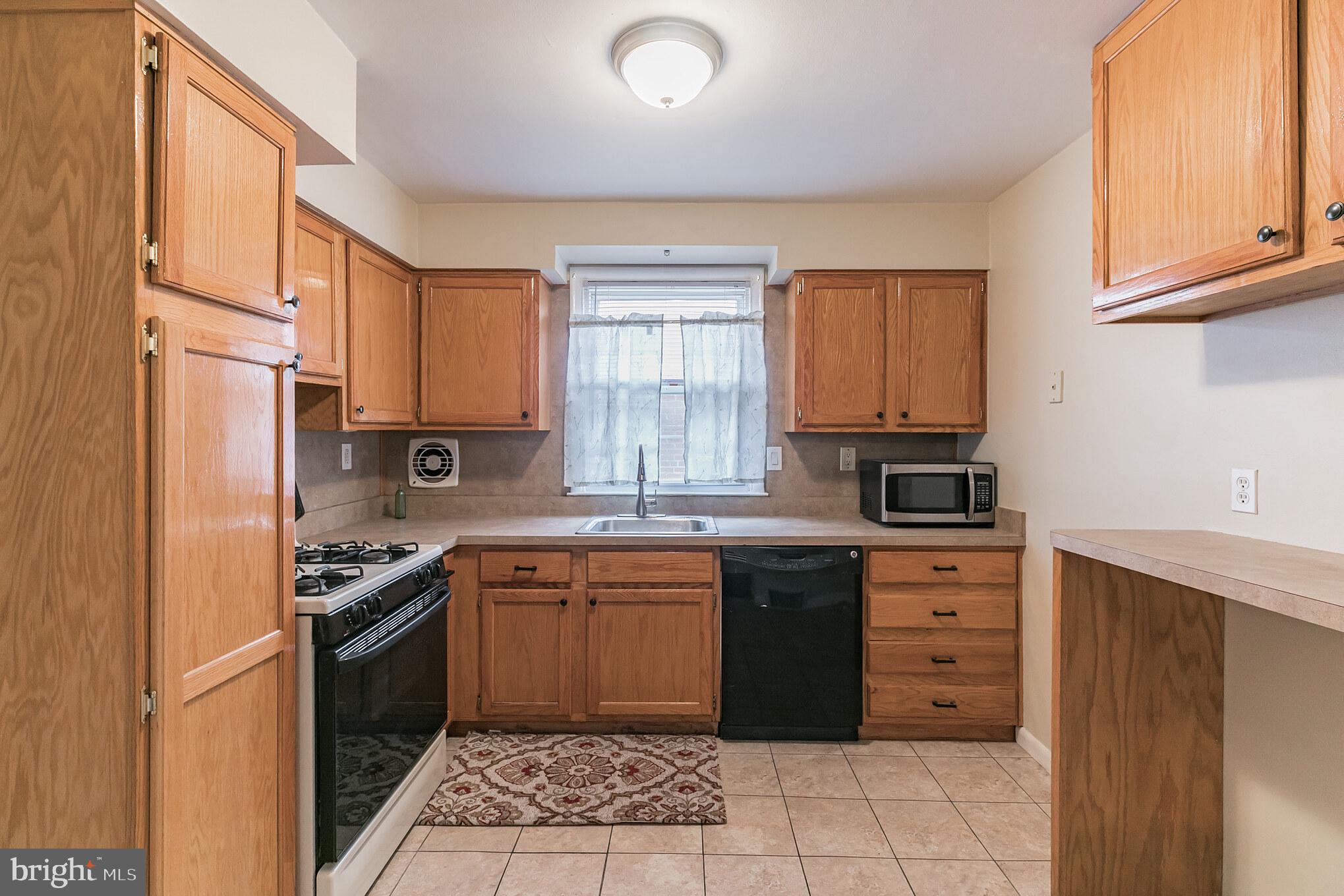 1821 Tomlinson Road Philadelphia, PA 19116 - Photo 8 of 35 Kitchen